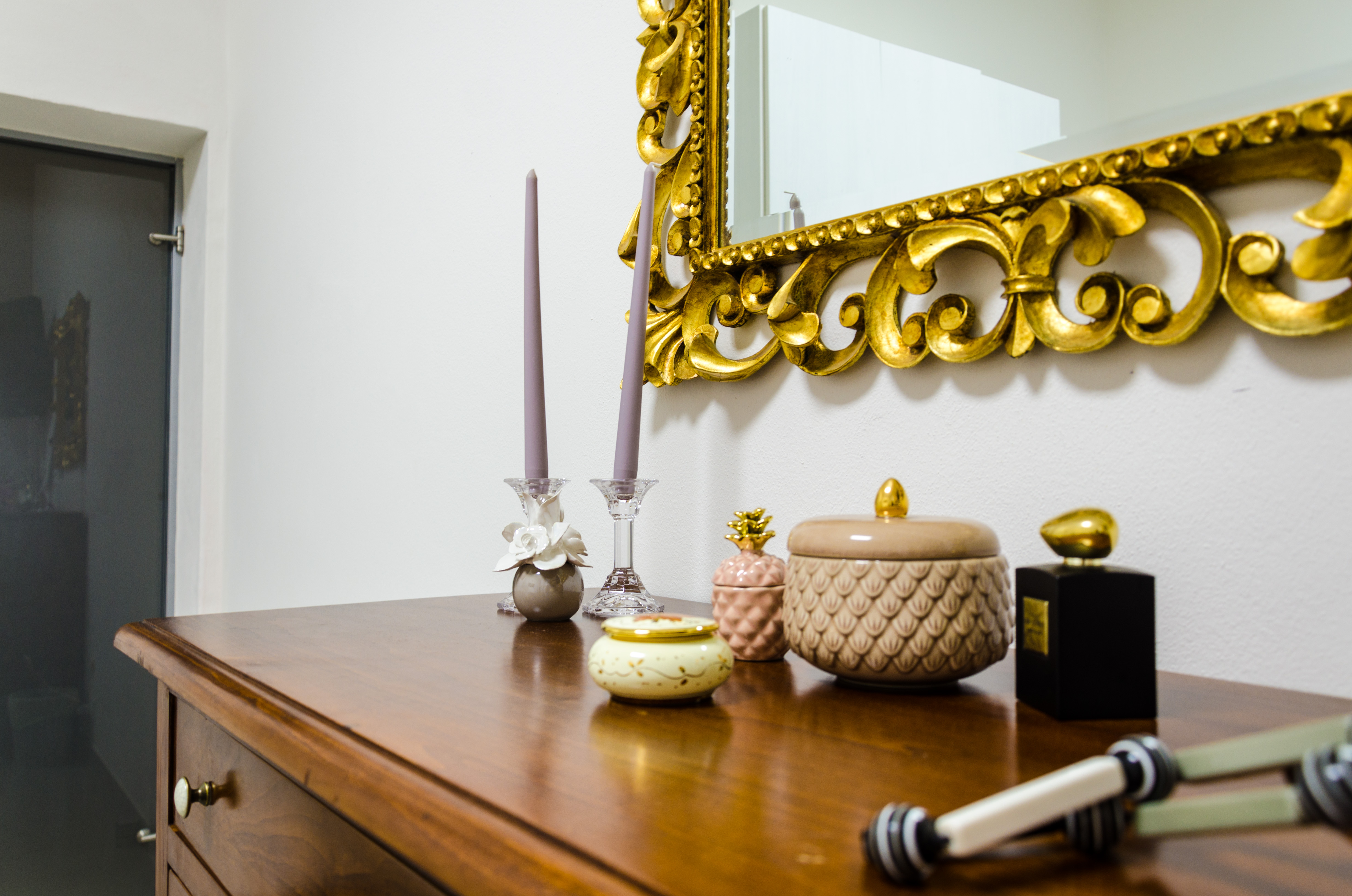 Gold mirror and decorative details